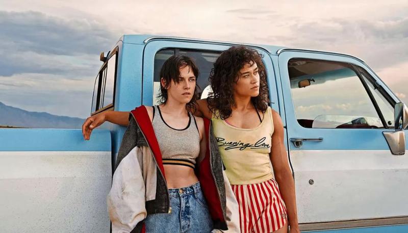 Кристен Стюарт вступила в брак в костюме горничной