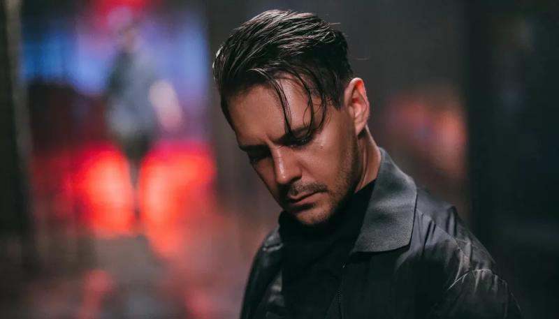 Милош Бикович в первых кадрах фильма "Тайный город"