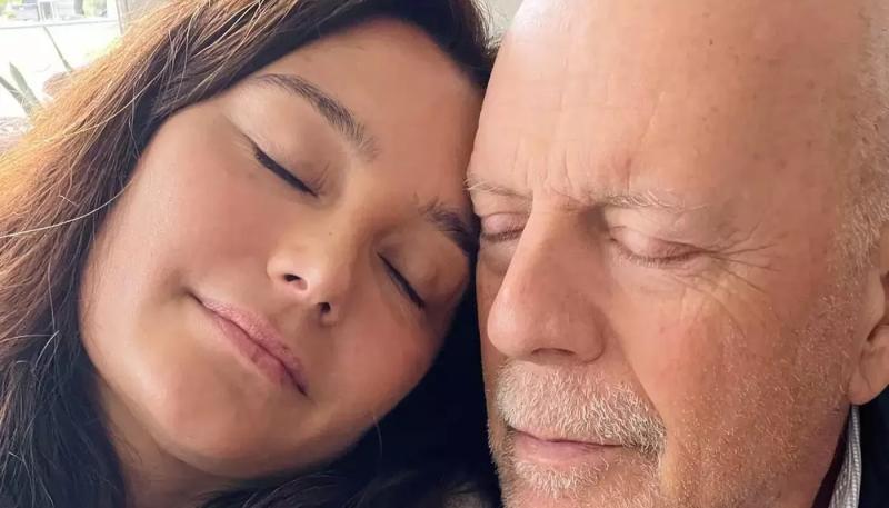 Жена Брюса Уиллиса объяснила его выселение в другой дом